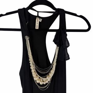 Robbi & Nikki black ribbed dress with detachable pearl necklace -size m